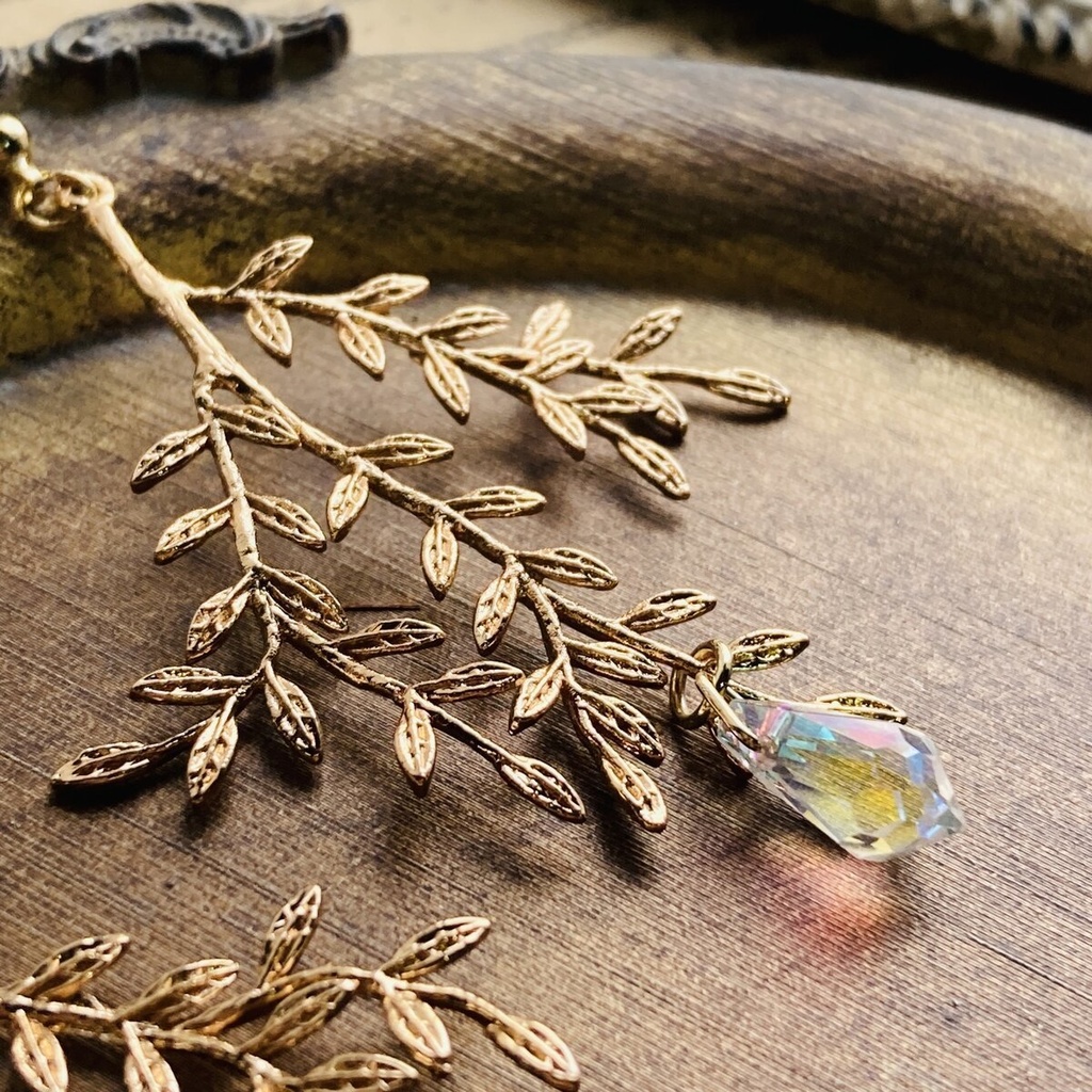 再販 繊細ゴールド 美しい枝葉とオーロラガラス ボタニカル ピアス イヤリング