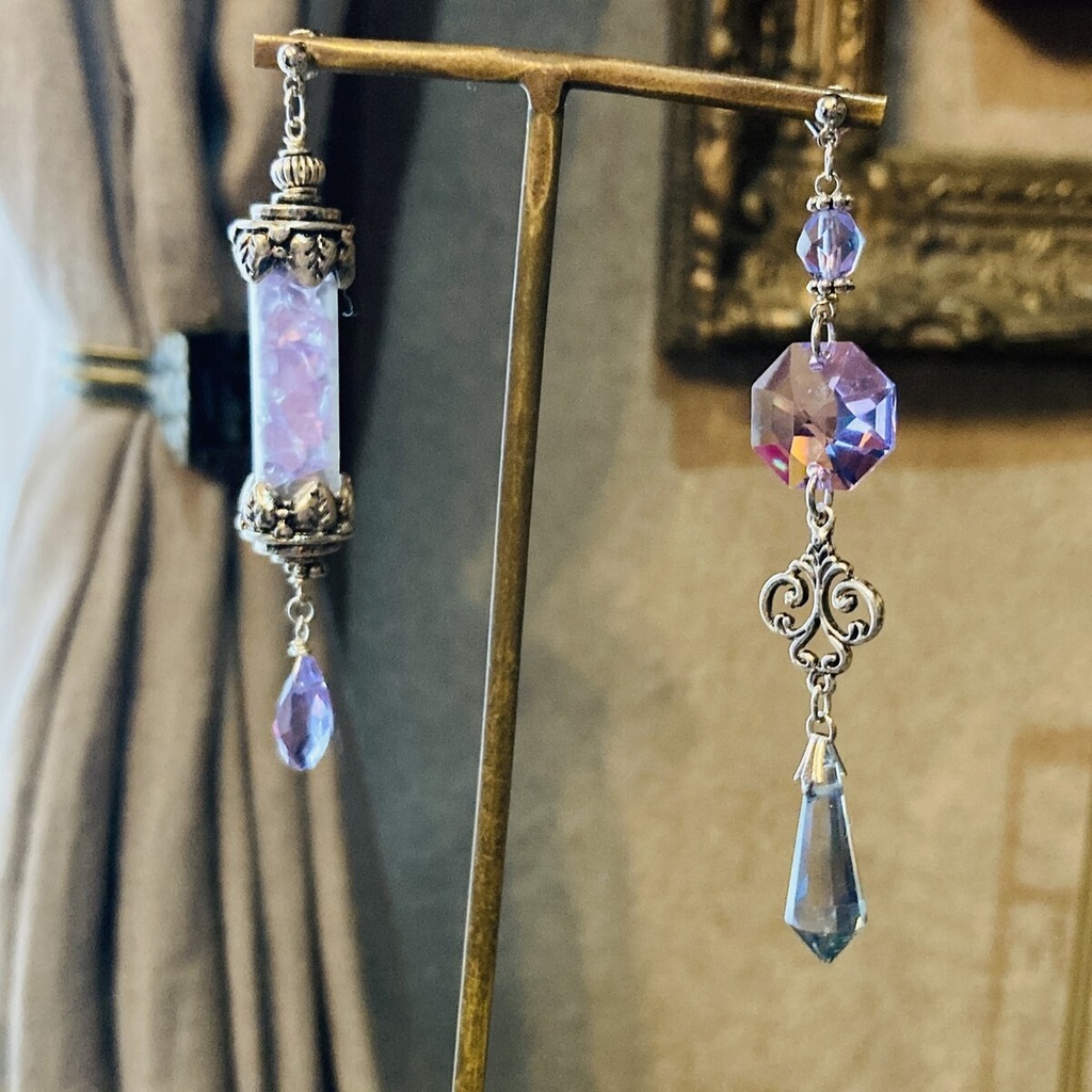 夜の魔術部 薄い菫色の世界 スワロフスキーガラス ピアス イヤリング