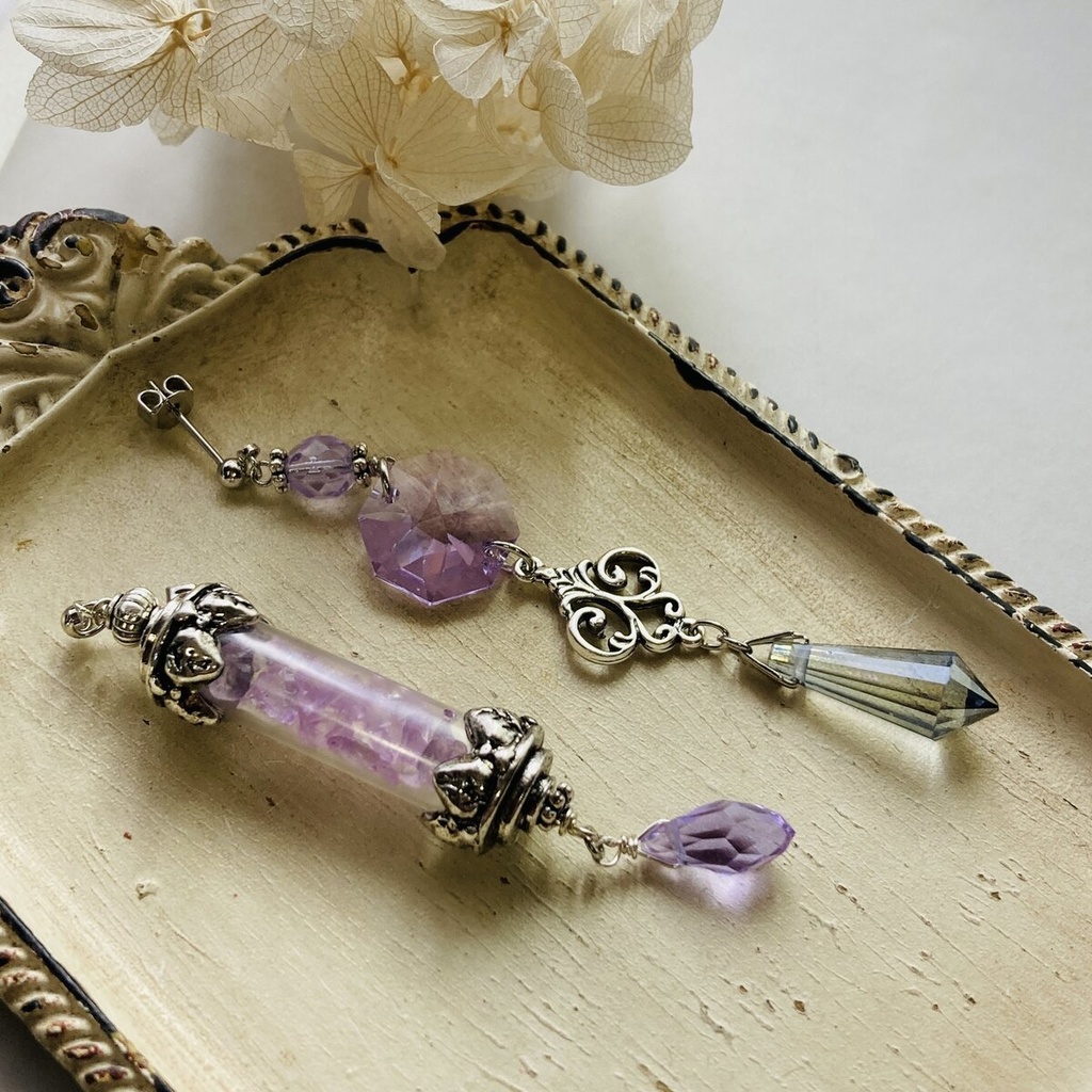 夜の魔術部 薄い菫色の世界 スワロフスキーガラス ピアス イヤリング