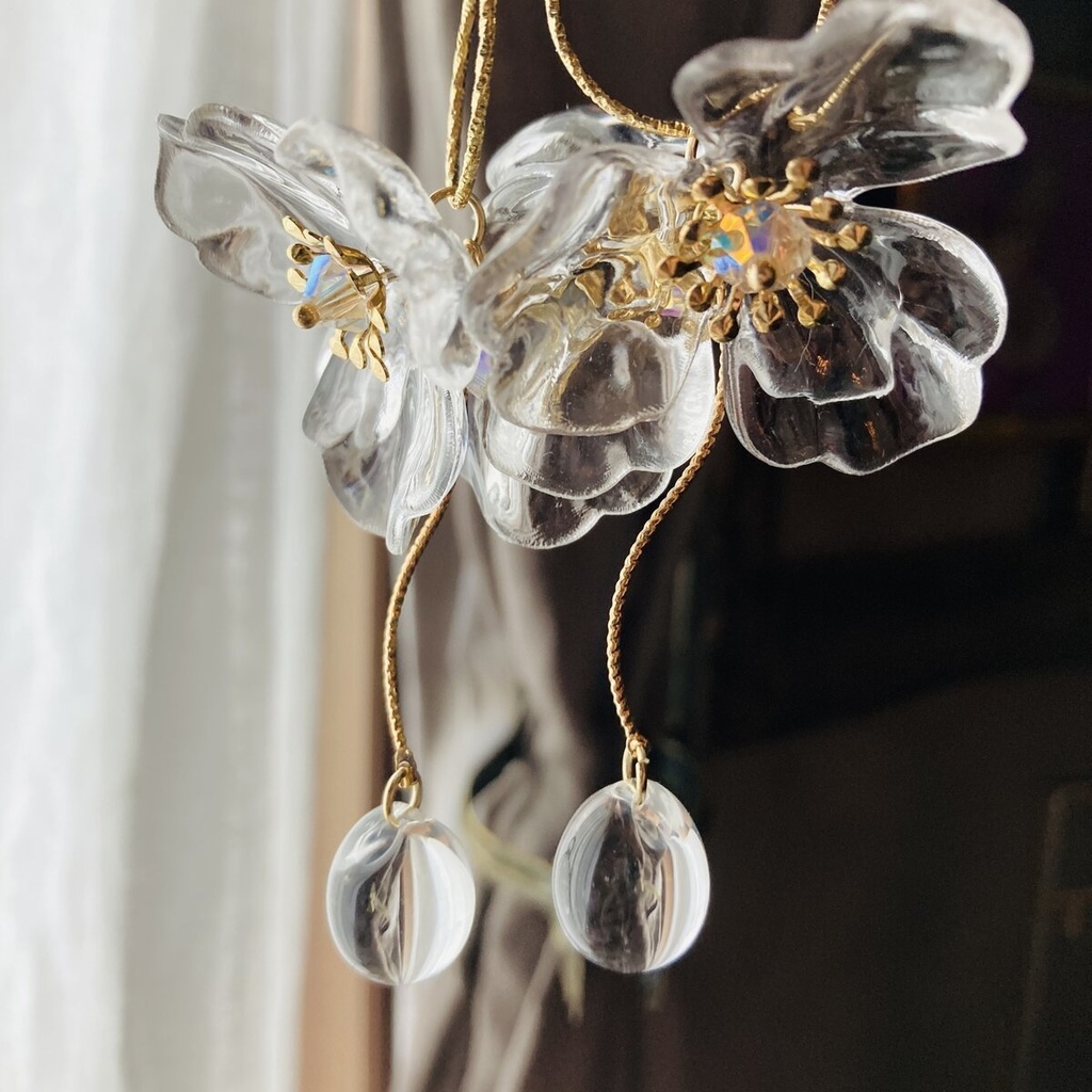 *イロアソビ* 薄氷のようなクリアフラワー ピアス イヤリング