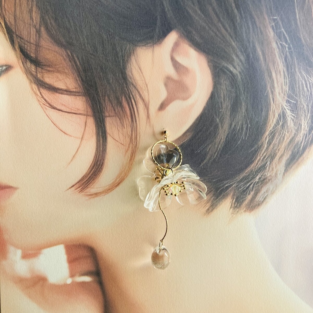 *イロアソビ* 薄氷のようなクリアフラワー ピアス イヤリング