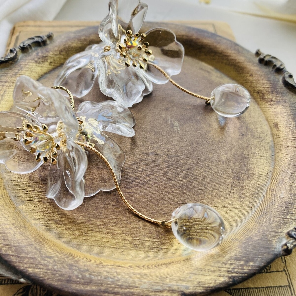 *イロアソビ* 薄氷のようなクリアフラワー ピアス イヤリング