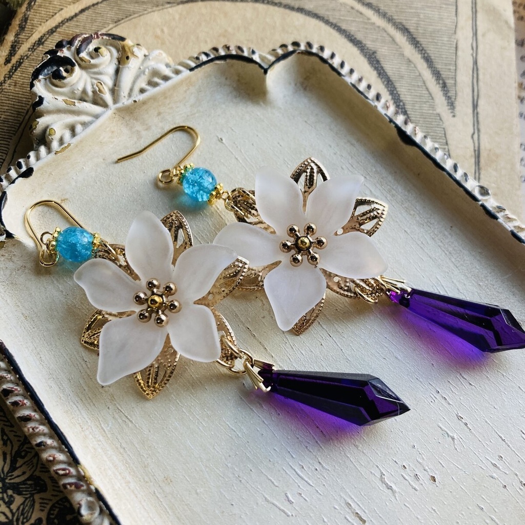 色変更オーダー可能　　イロアソビ　白花と紫シャンデリア　ピアス　イヤリング