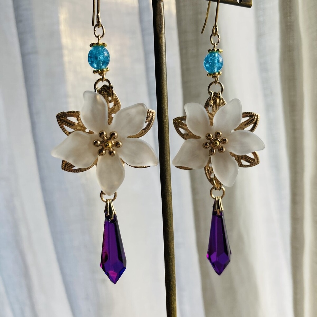 色変更オーダー可能 イロアソビ 白花と紫シャンデリア ピアス イヤリング