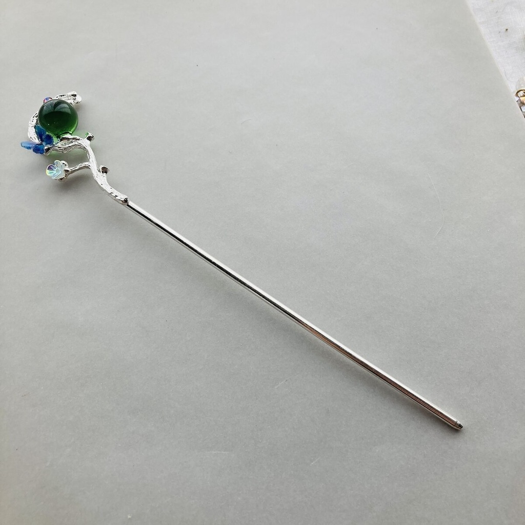 蝶の留まる翠玉 装飾 かんざし 簪