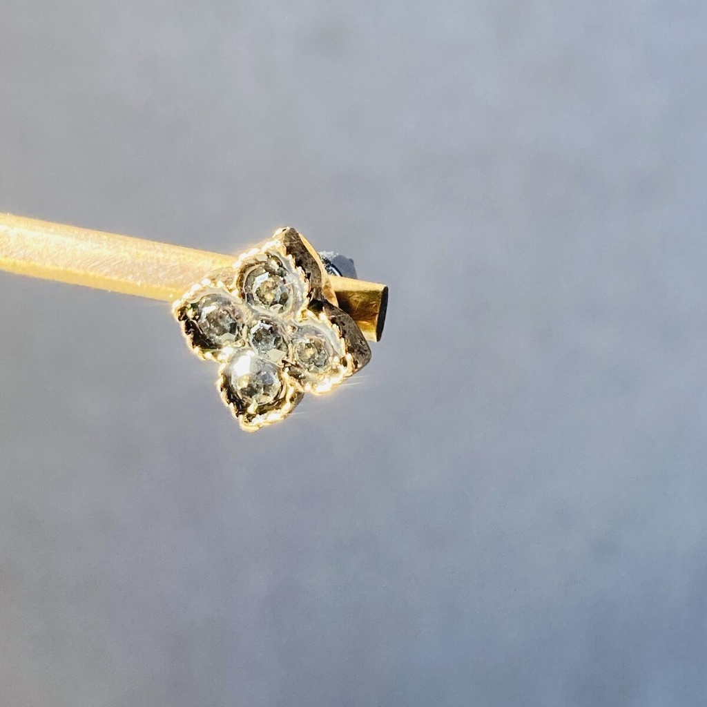 2通りの楽しみ チタンピアス ブラッククローバー 揺れるダイヤ型ガラス ピアス