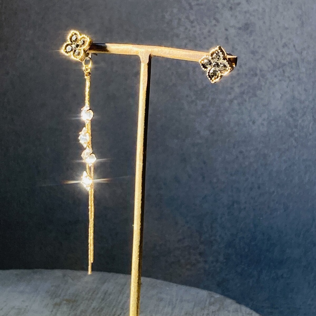 2通りの楽しみ チタンピアス ブラッククローバー 揺れるダイヤ型ガラス ピアス