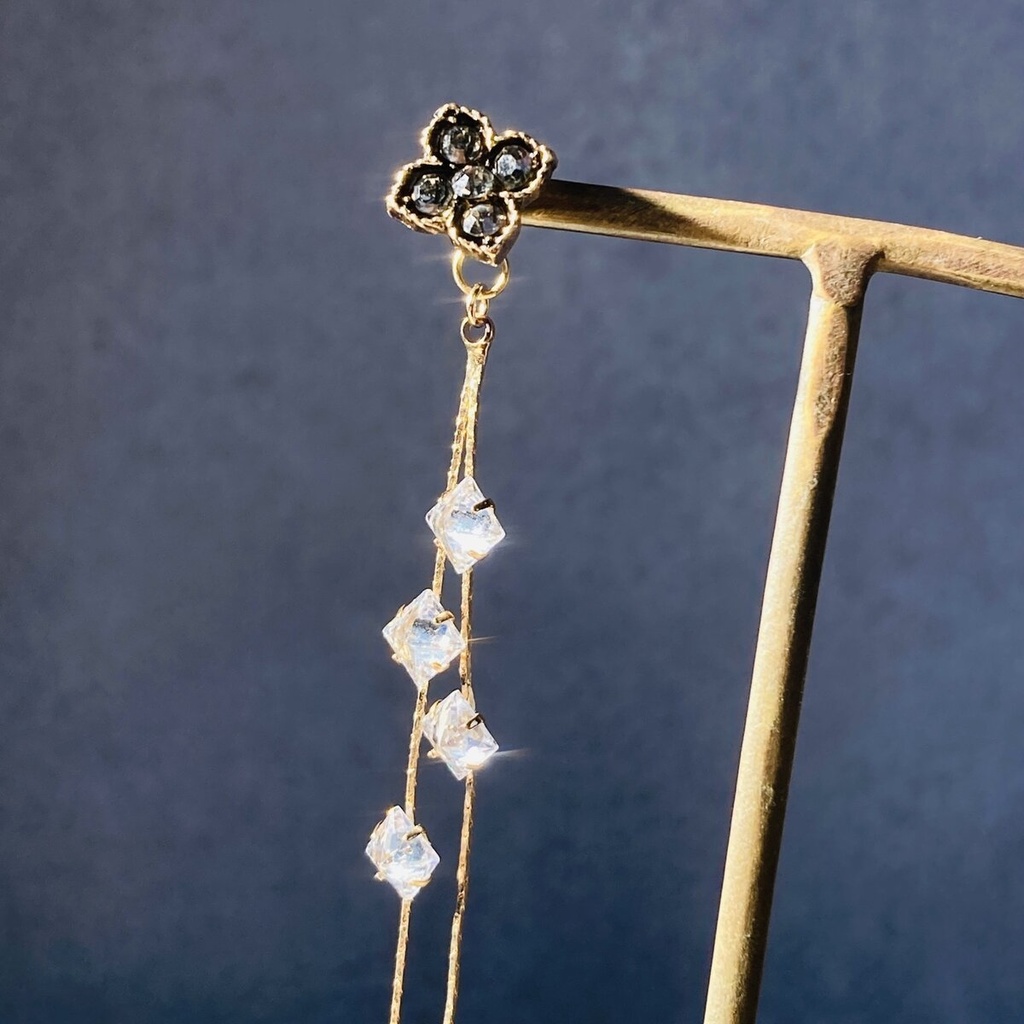 2通りの楽しみ チタンピアス ブラッククローバー 揺れるダイヤ型ガラス ピアス