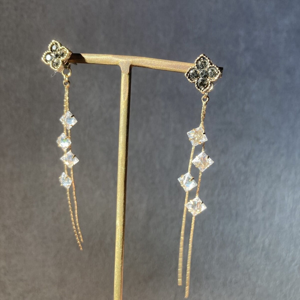 2通りの楽しみ チタンピアス ブラッククローバー 揺れるダイヤ型ガラス ピアス