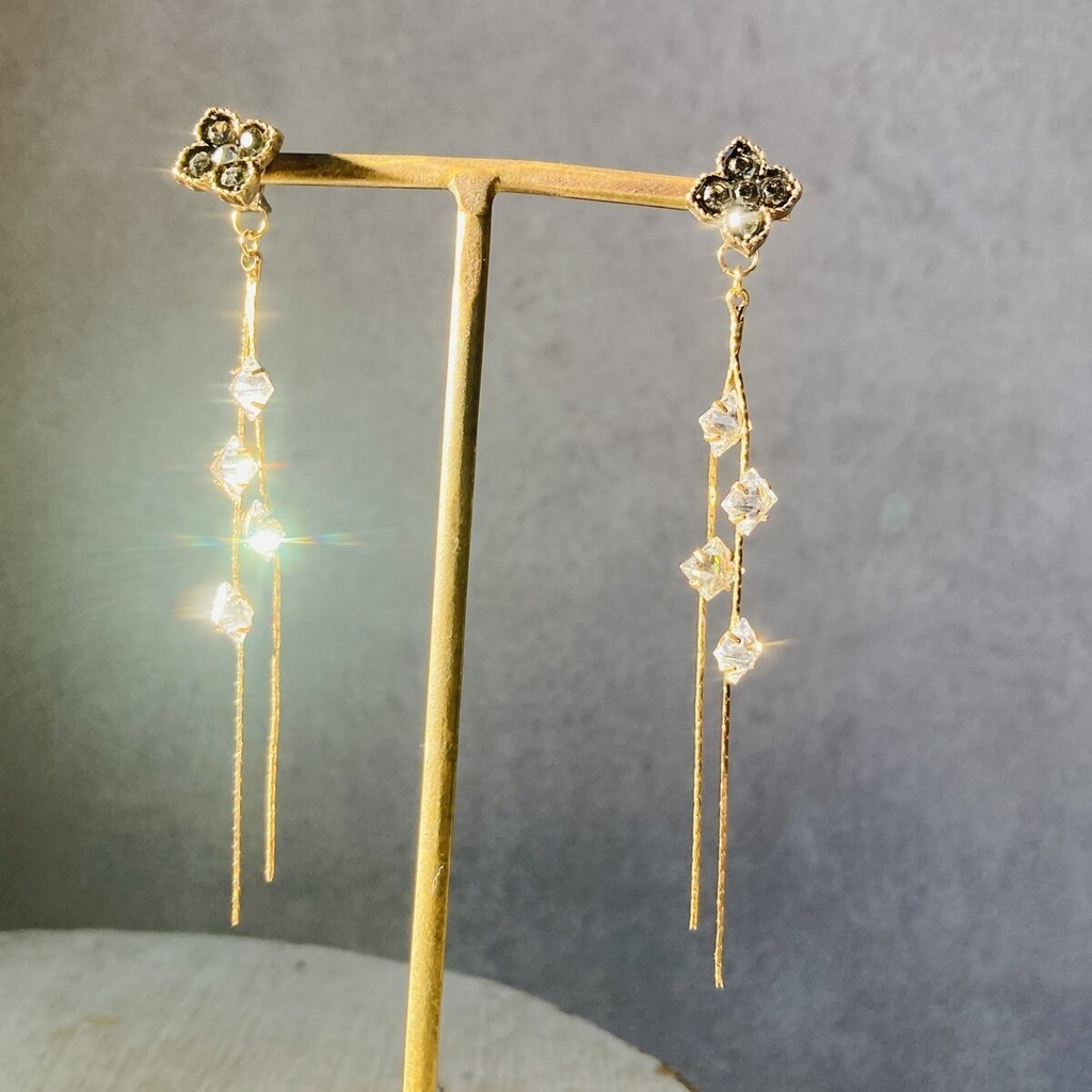 2通りの楽しみ チタンピアス ブラッククローバー 揺れるダイヤ型ガラス ピアス