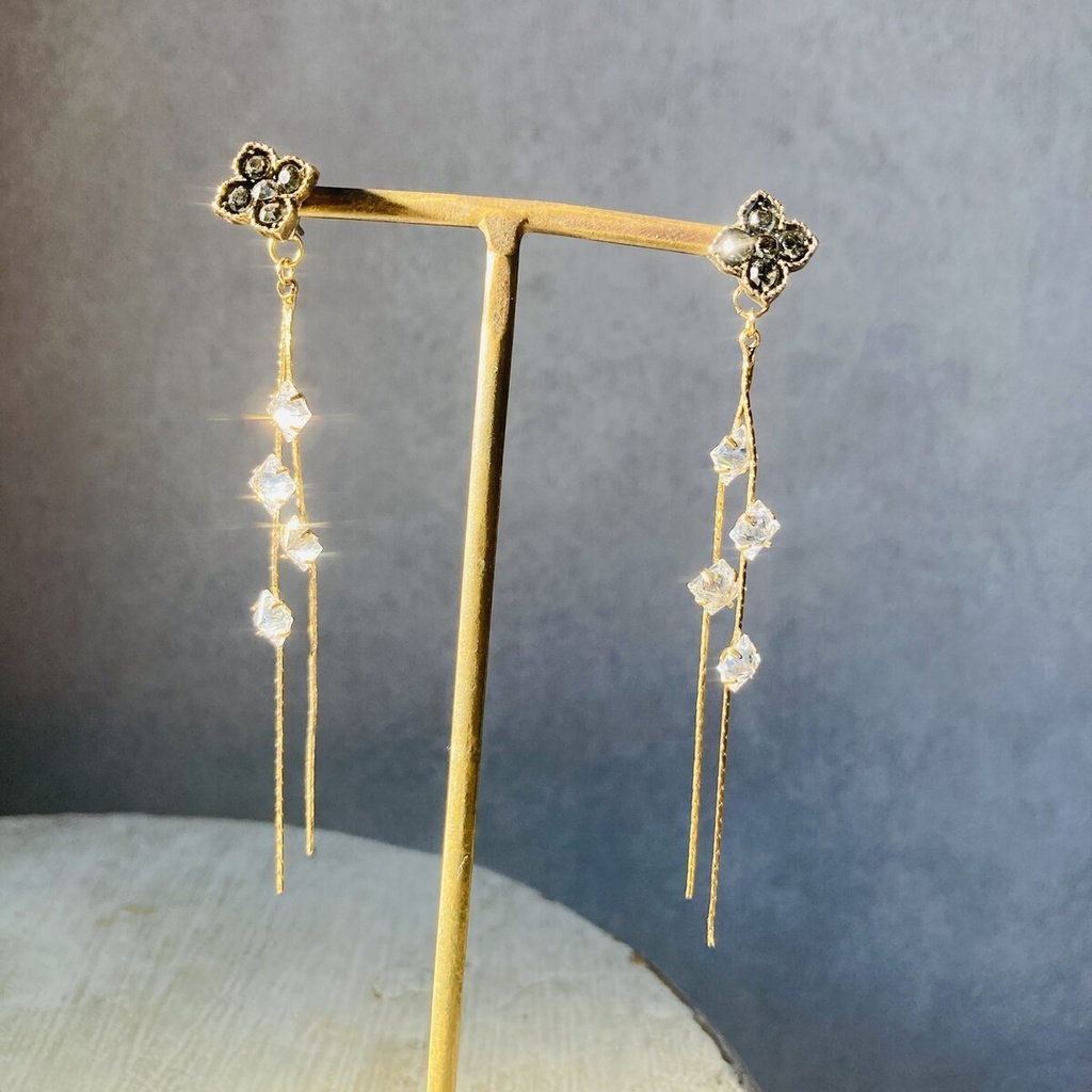 2通りの楽しみ チタンピアス ブラッククローバー 揺れるダイヤ型ガラス ピアス