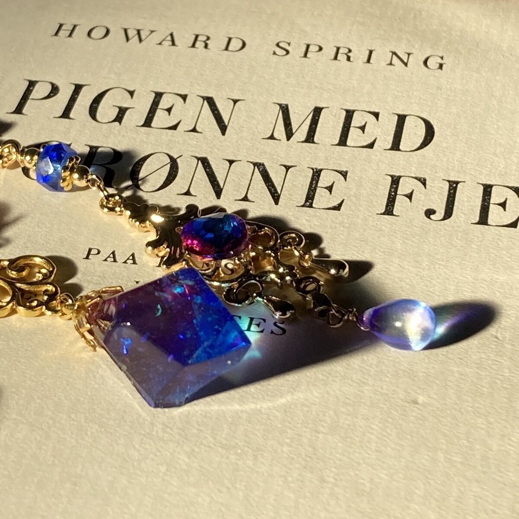 イロアソビ 幻想夕暮れ ブルーパープル鉱石 ピアス イヤリング 左右デザイン違いバージョン