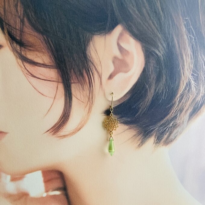 イロアソビ ゴールド 曼陀羅透かしとゴールドグリーン シャンデリア ピアス