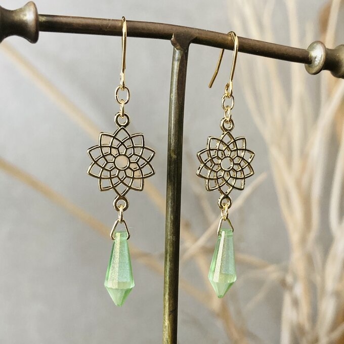 イロアソビ ゴールド 曼陀羅透かしとゴールドグリーン シャンデリア ピアス