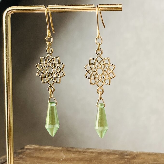 イロアソビ ゴールド 曼陀羅透かしとゴールドグリーン シャンデリア ピアス