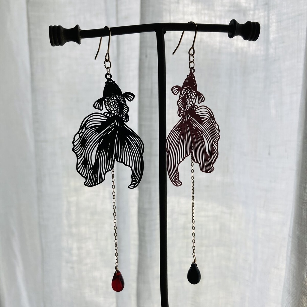 *イロアソビ* 手毬屋 紅の金魚 ピアス イヤリング しずく色変更可能 切り絵