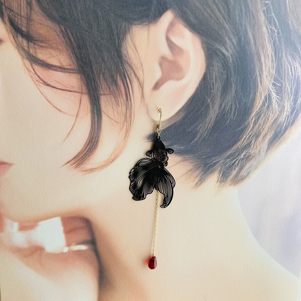 *イロアソビ* 手毬屋 紅の金魚 ピアス イヤリング しずく色変更可能 切り絵
