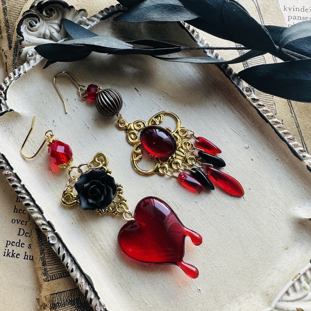 夜の魔術部　赤の女王のピアス　イヤリング　  ハート　黒薔薇　薔薇 夜の魔術部 赤の女王のピアス イヤリング ハート 黒薔薇 薔薇 - メルカリ