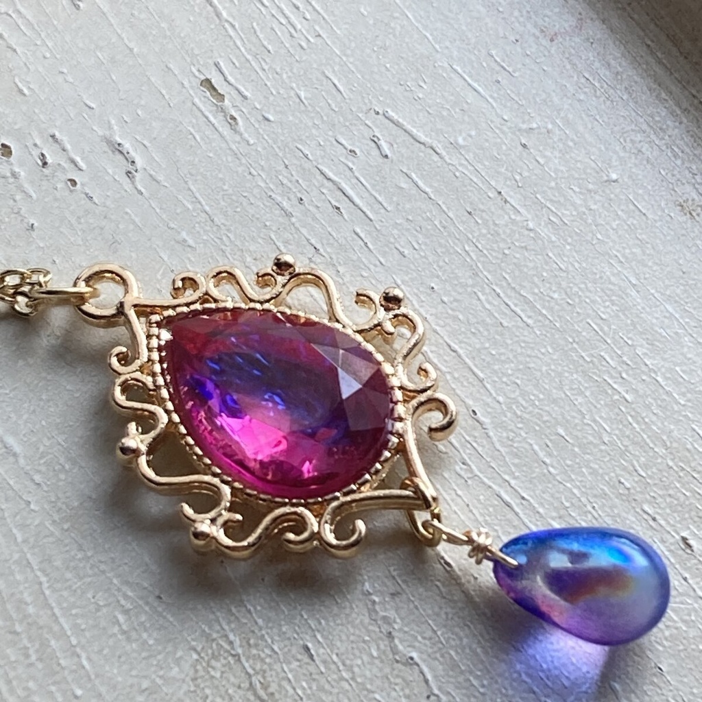 雫色変更可能 レアヴィンテージ フューシャピンクのドラゴンズブレス カットドロップ ネックレス