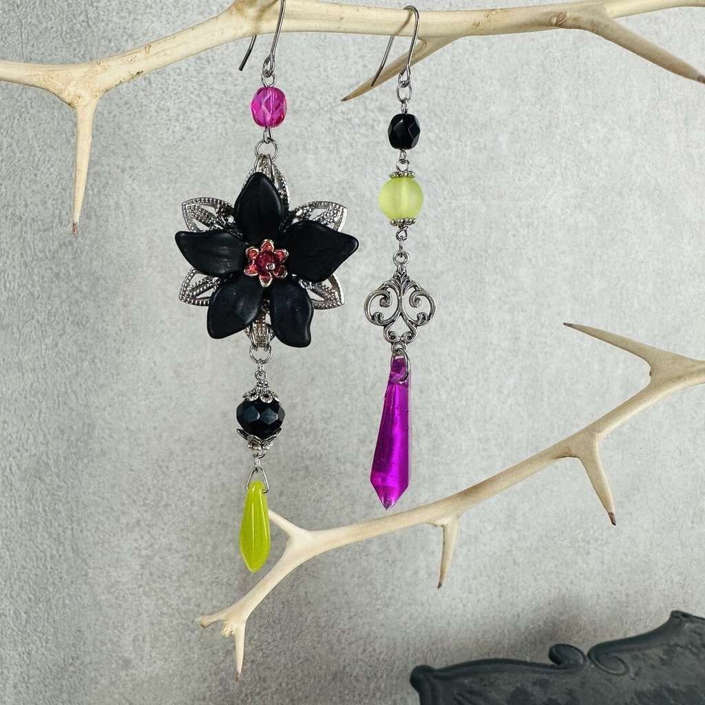 ツイステ リリア フューシャピンクとビビットグリーン ピアス イヤリング