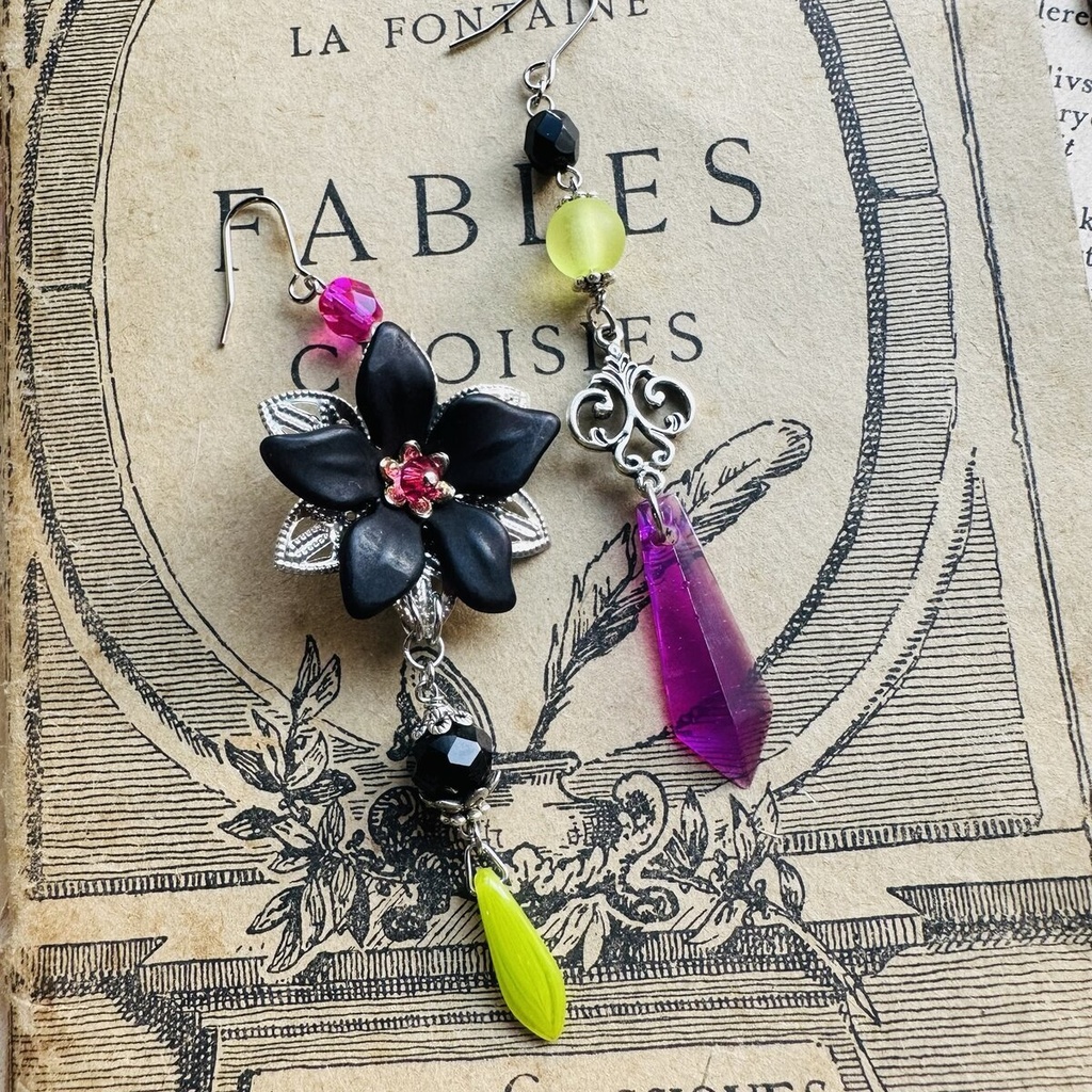 ツイステ リリア フューシャピンクとビビットグリーン ピアス イヤリング