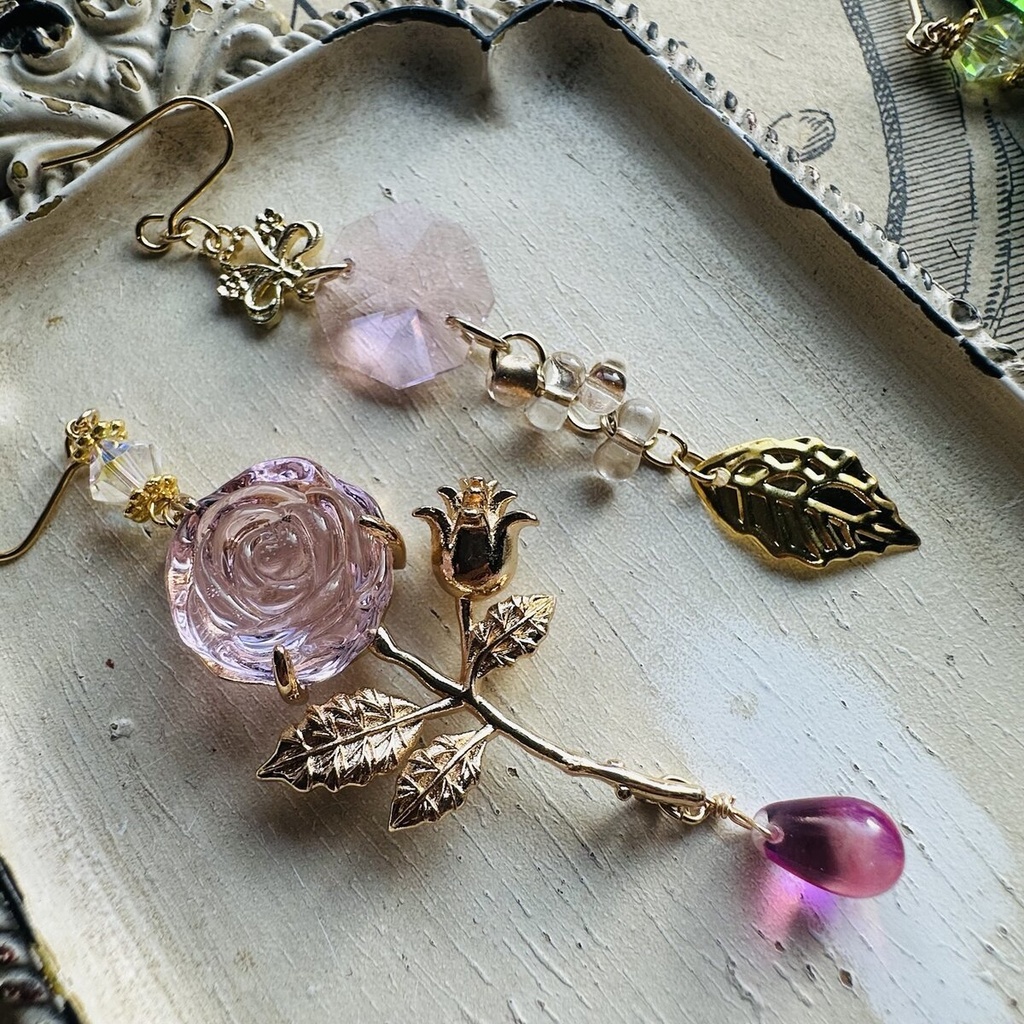 イロアソビ ピンク 薔薇のアシンメトリー ピアス イヤリング