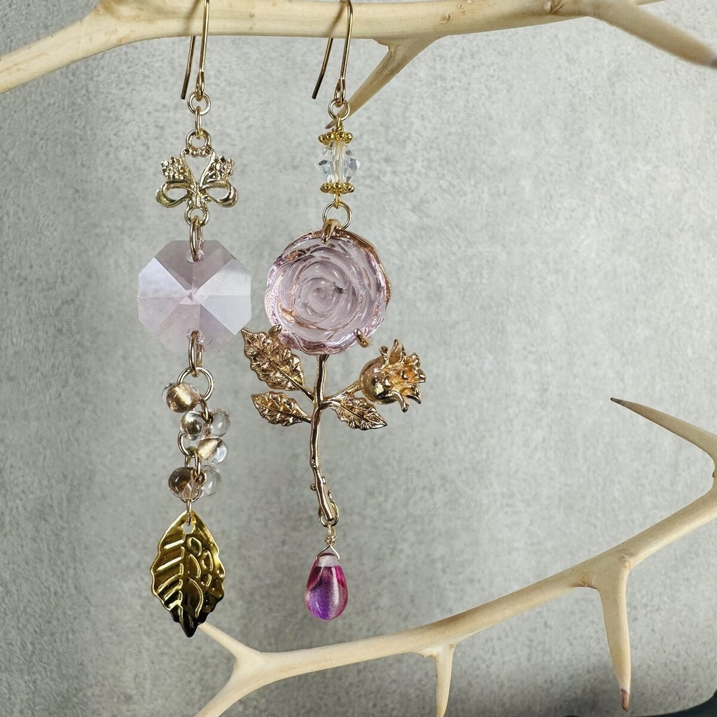 イロアソビ ピンク 薔薇のアシンメトリー ピアス イヤリング