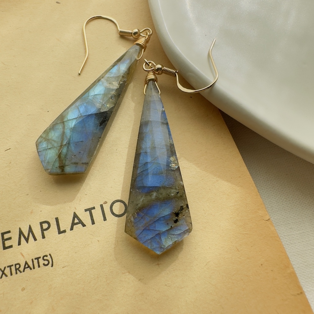 4.5センチの超大粒 レアシェイプ 神秘のラブラドライト ピアス イヤリング変更可能 プレゼント付き