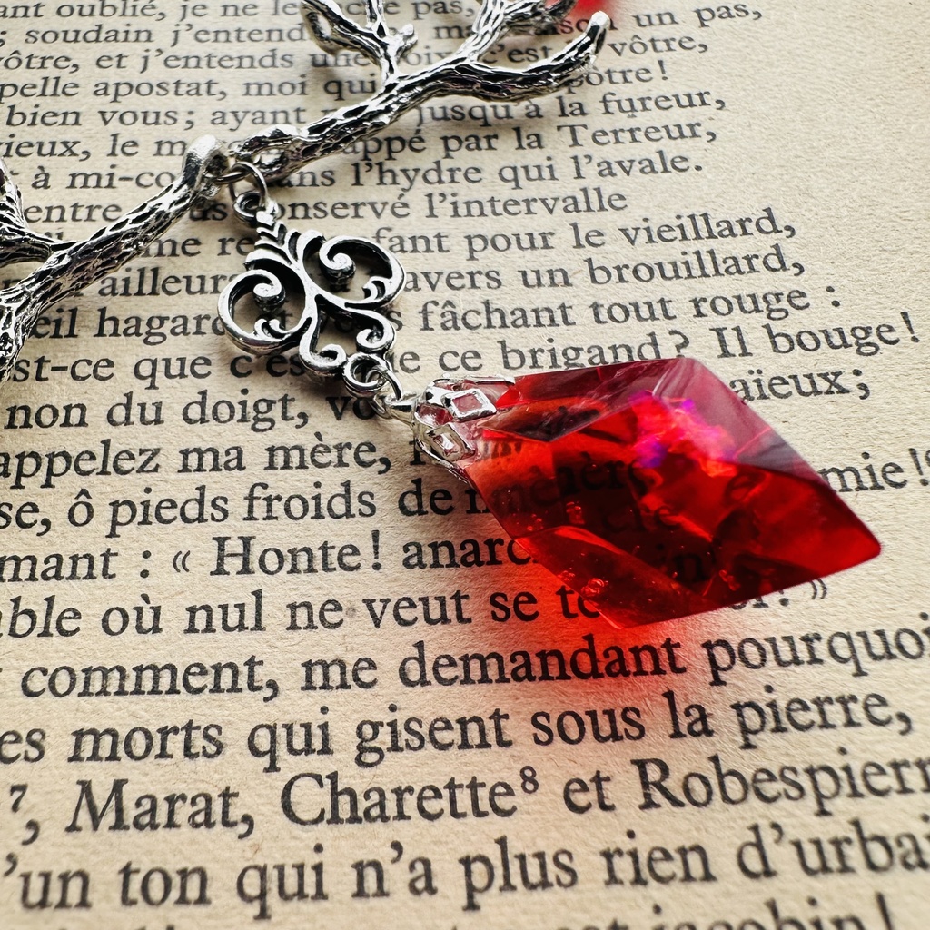 送料無料 夜の魔術部 赤の鉱石 紅玉を守る森のネックレス