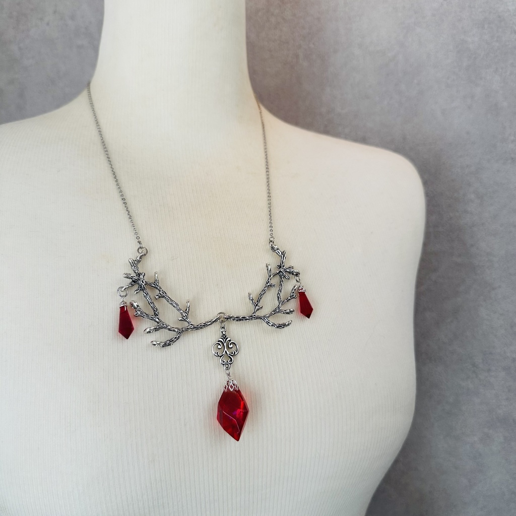 送料無料 夜の魔術部 赤の鉱石 紅玉を守る森のネックレス