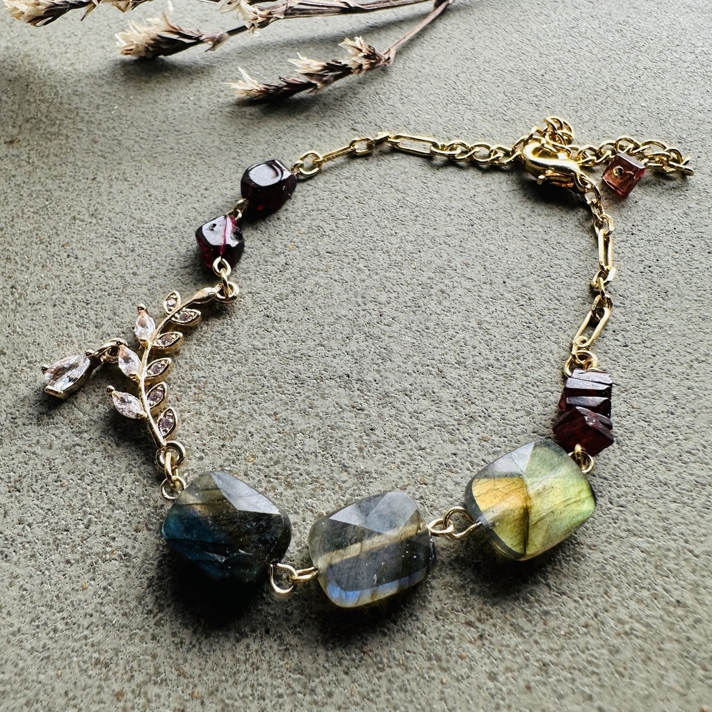 送料込み ラブラドライトとロードライトガーネット ブレスレット