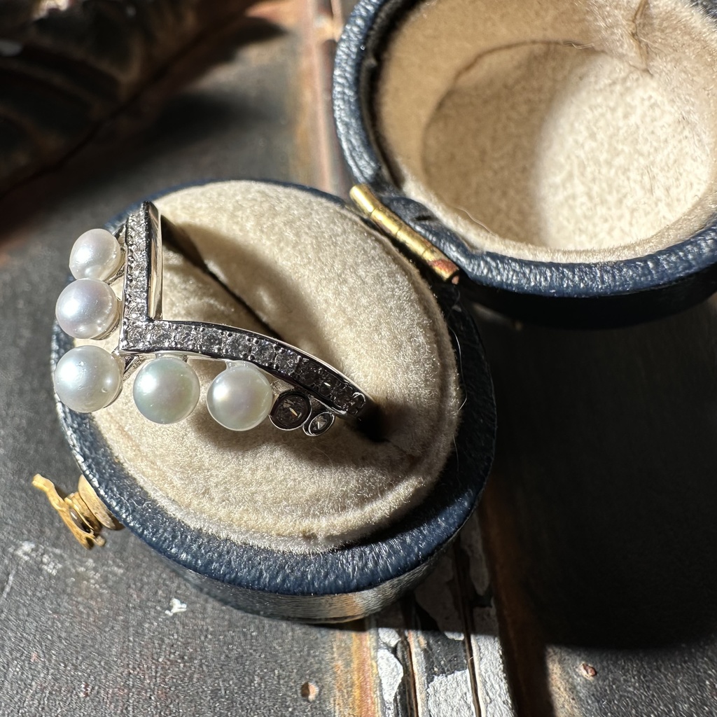 現品のみ V字 パール リング 指輪 フォーマル ゴールドはDMで