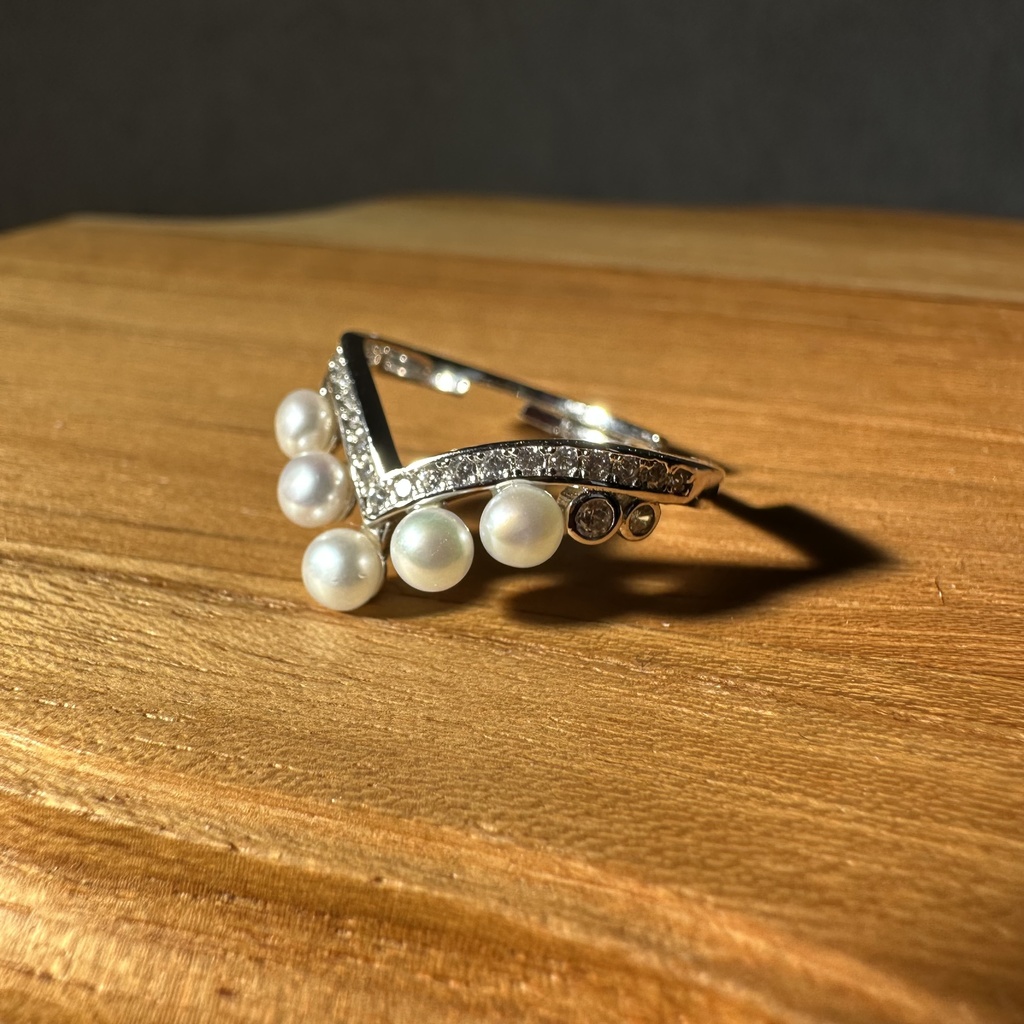 現品のみ V字 パール リング 指輪 フォーマル ゴールドはDMで