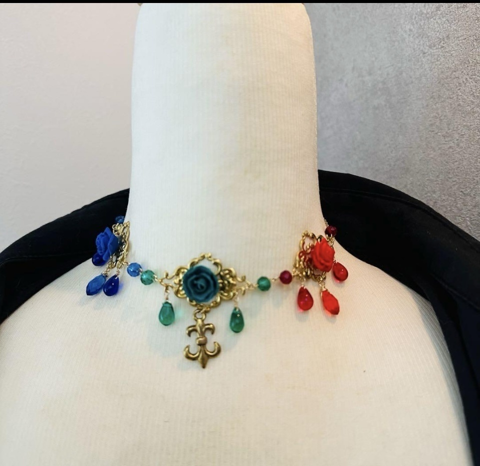 送料込み 色変更オーダー可能 華やかなバラ装飾のチョーカー 薔薇 イロアソビ