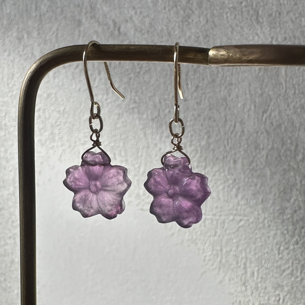 送料込み 14kgf フローライト 蛍石の桜 ピアス イヤリング