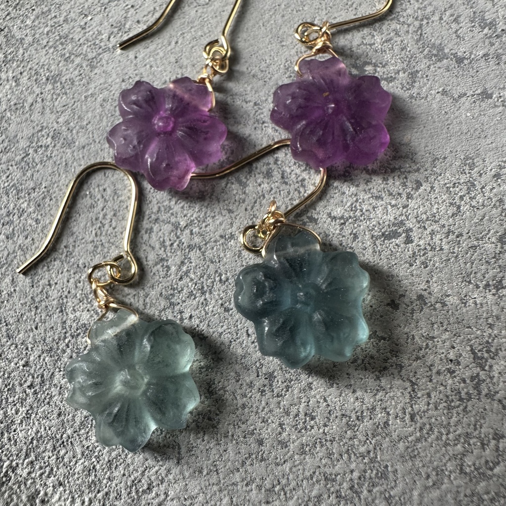 送料込み 14kgf フローライト 蛍石の桜 ピアス イヤリング