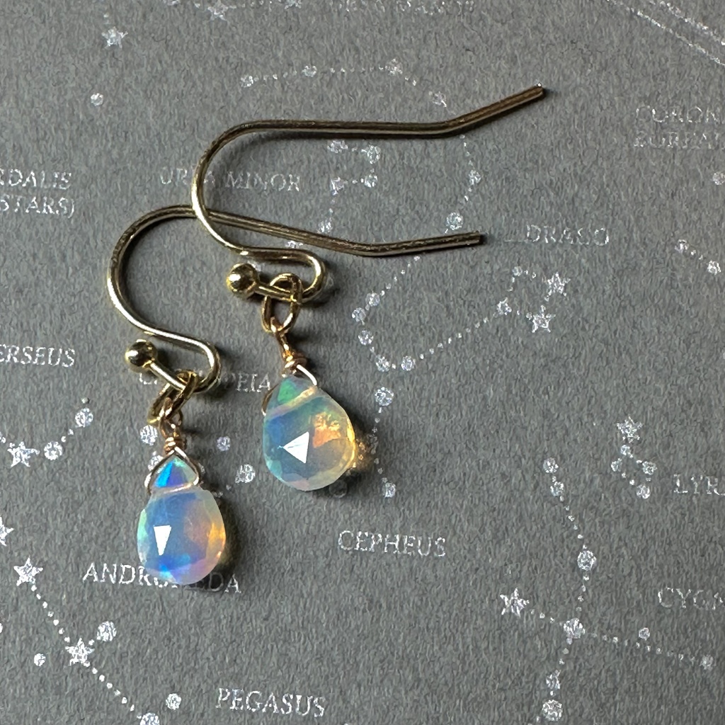 送料込み 遊色しっかり オパール 小粒カットあり雫 14kgf ピアス イヤリング変更可能