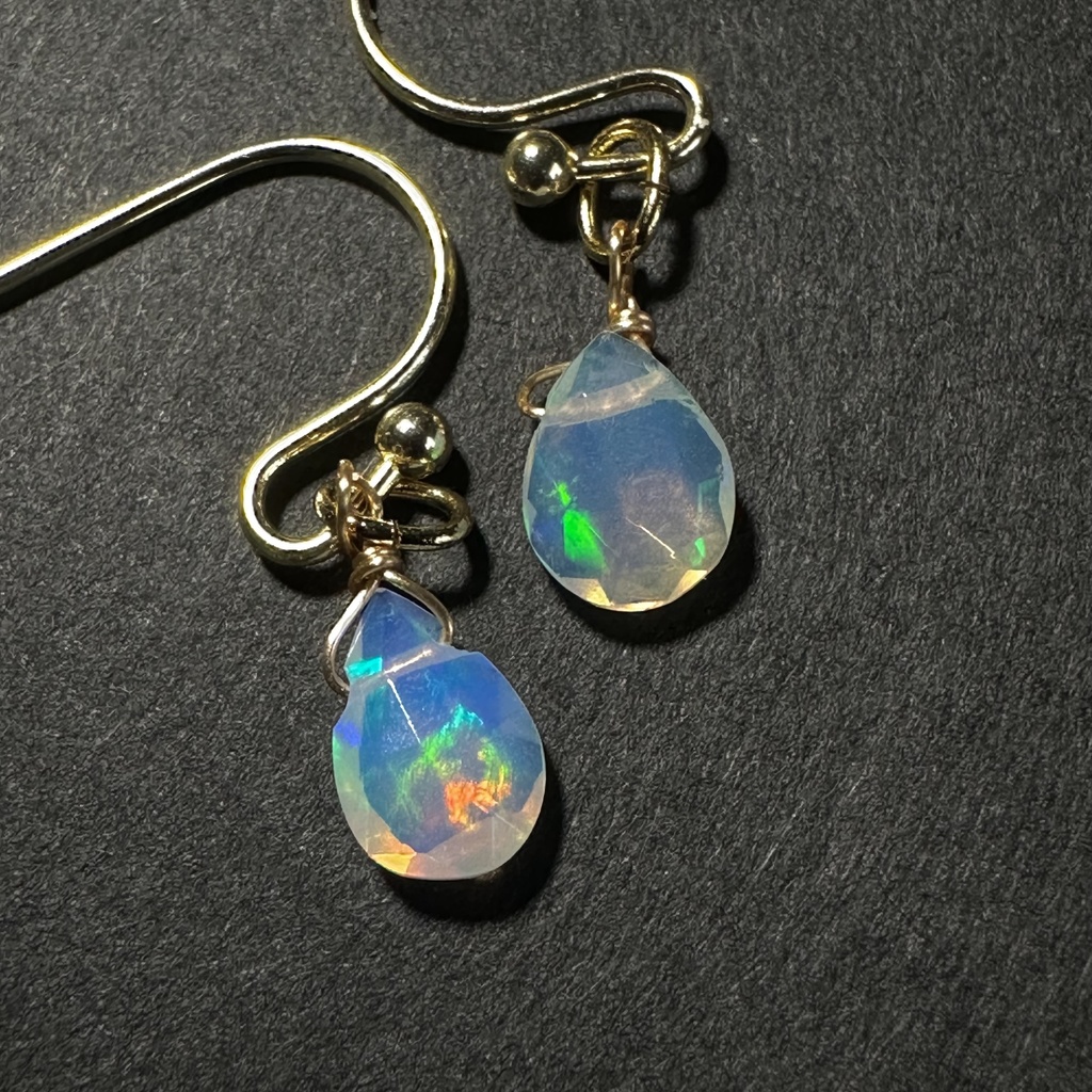 送料込み 遊色しっかり オパール 小粒カットあり雫 14kgf ピアス イヤリング変更可能