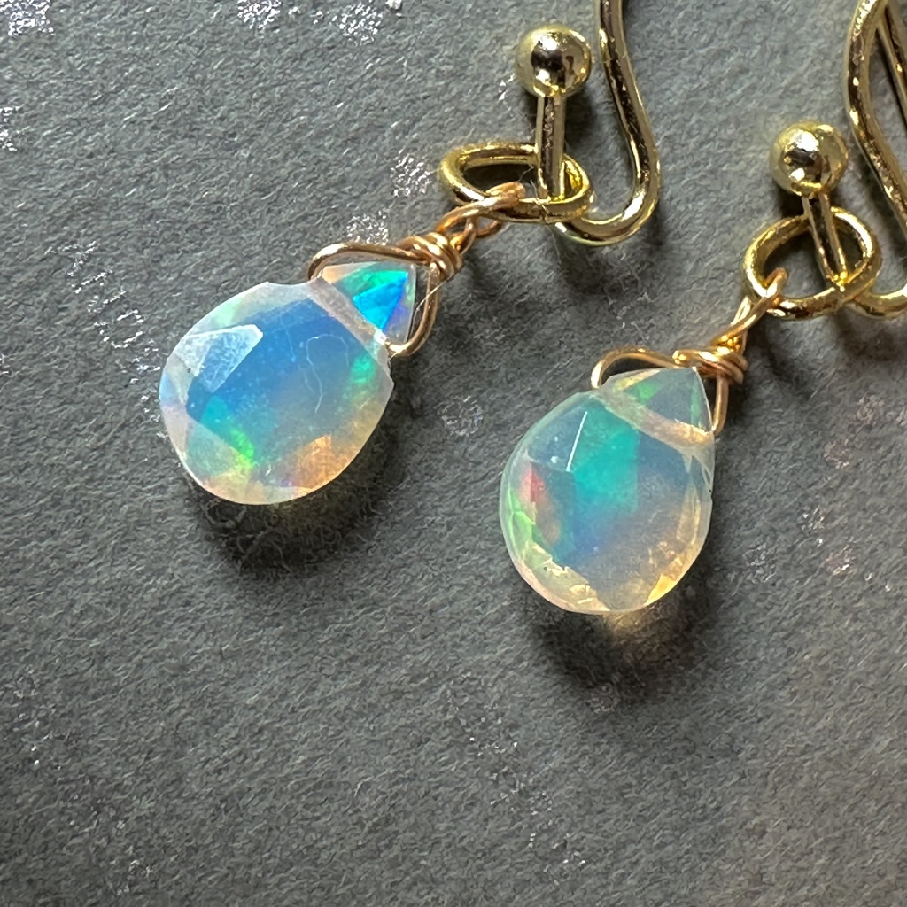送料込み 遊色しっかり オパール 小粒カットあり雫 14kgf ピアス イヤリング変更可能