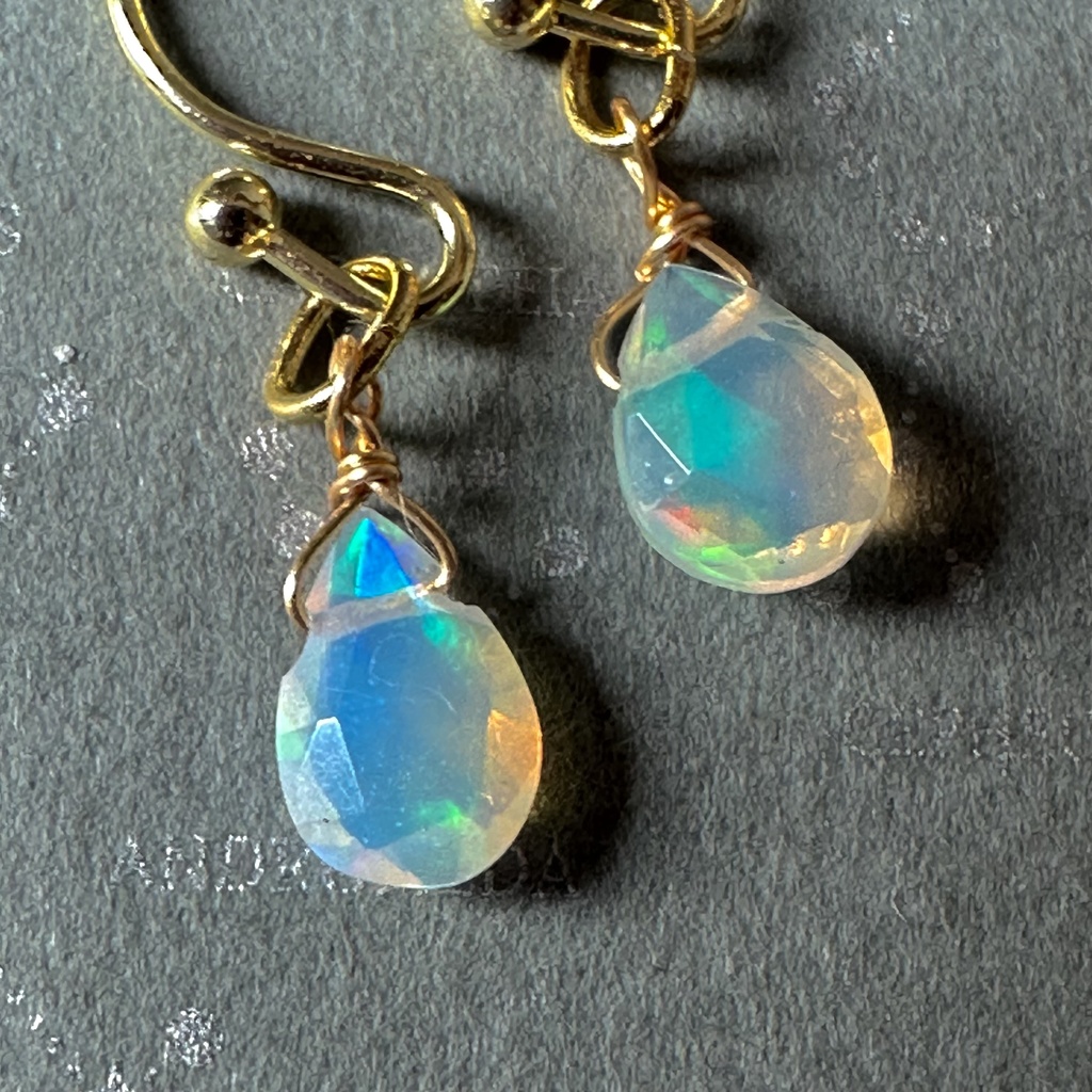 送料込み 遊色しっかり オパール 小粒カットあり雫 14kgf ピアス イヤリング変更可能