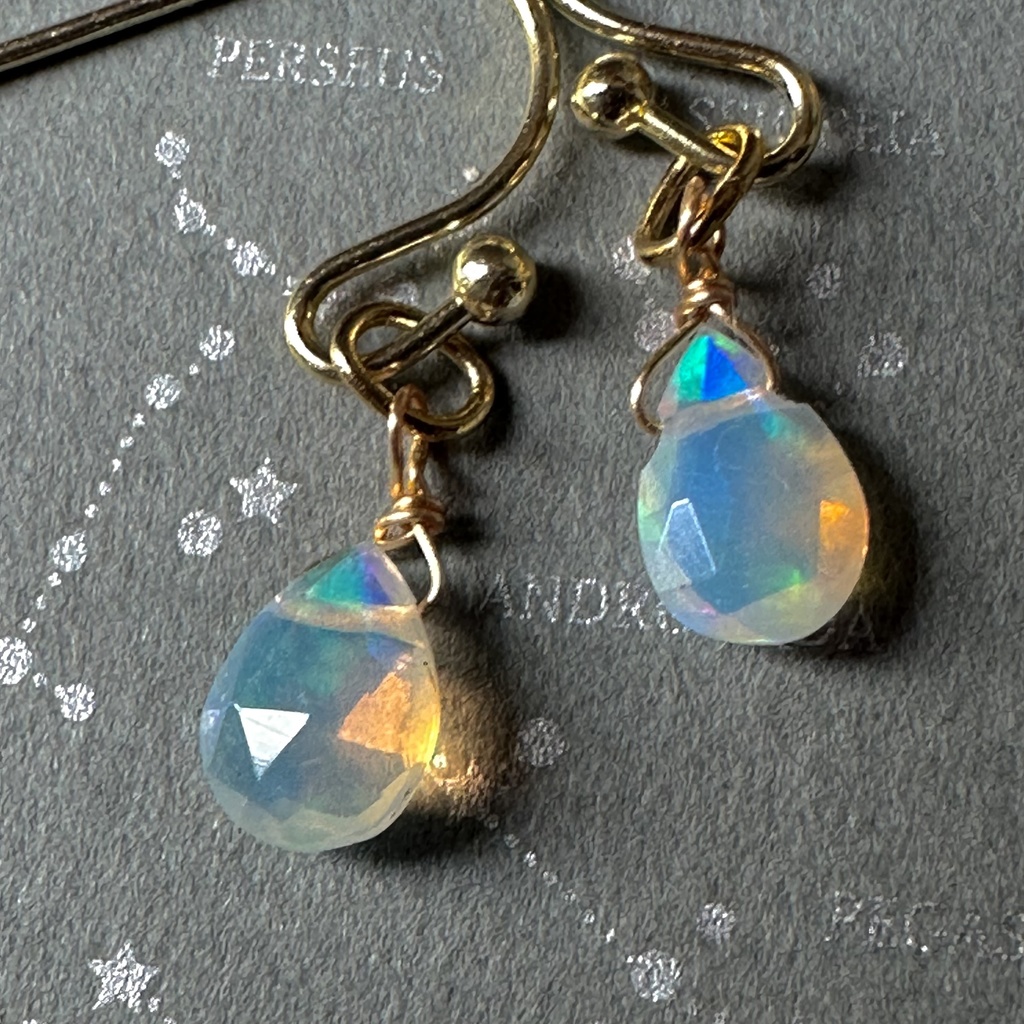 送料込み 遊色しっかり オパール 小粒カットあり雫 14kgf ピアス イヤリング変更可能