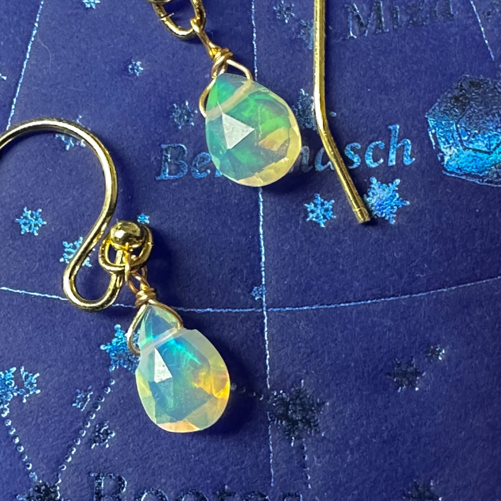 送料込み 遊色しっかり オパール 小粒カットあり雫 14kgf ピアス イヤリング変更可能