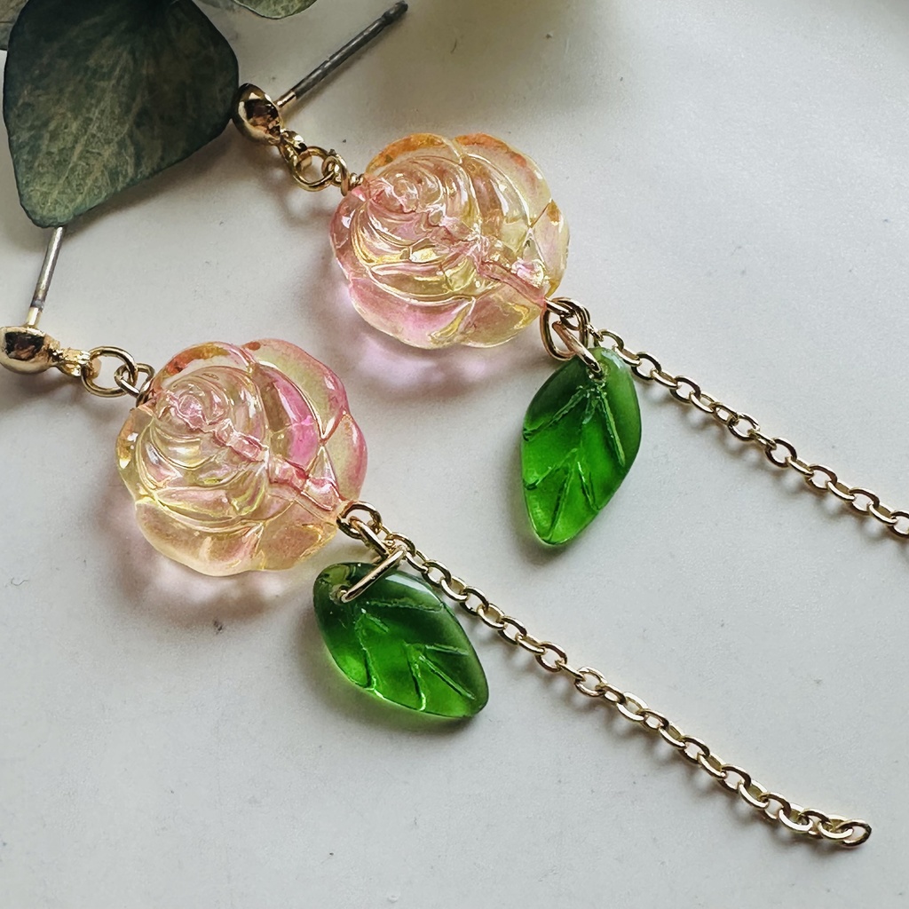 送料込み *イロアソビ* オレンジピンク 薔薇 ピアス