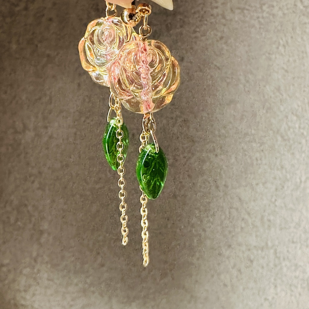 送料込み *イロアソビ* オレンジピンク 薔薇 ピアス