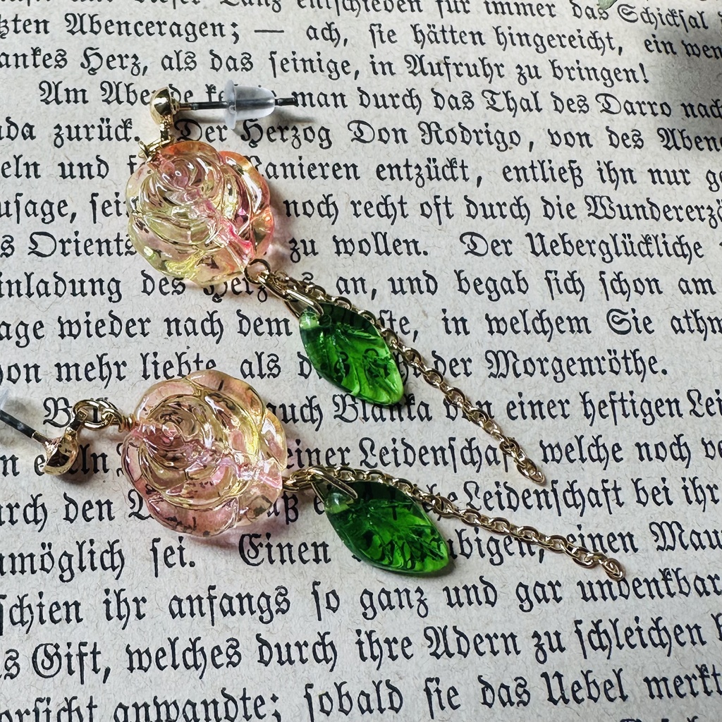 送料込み *イロアソビ* オレンジピンク 薔薇 ピアス