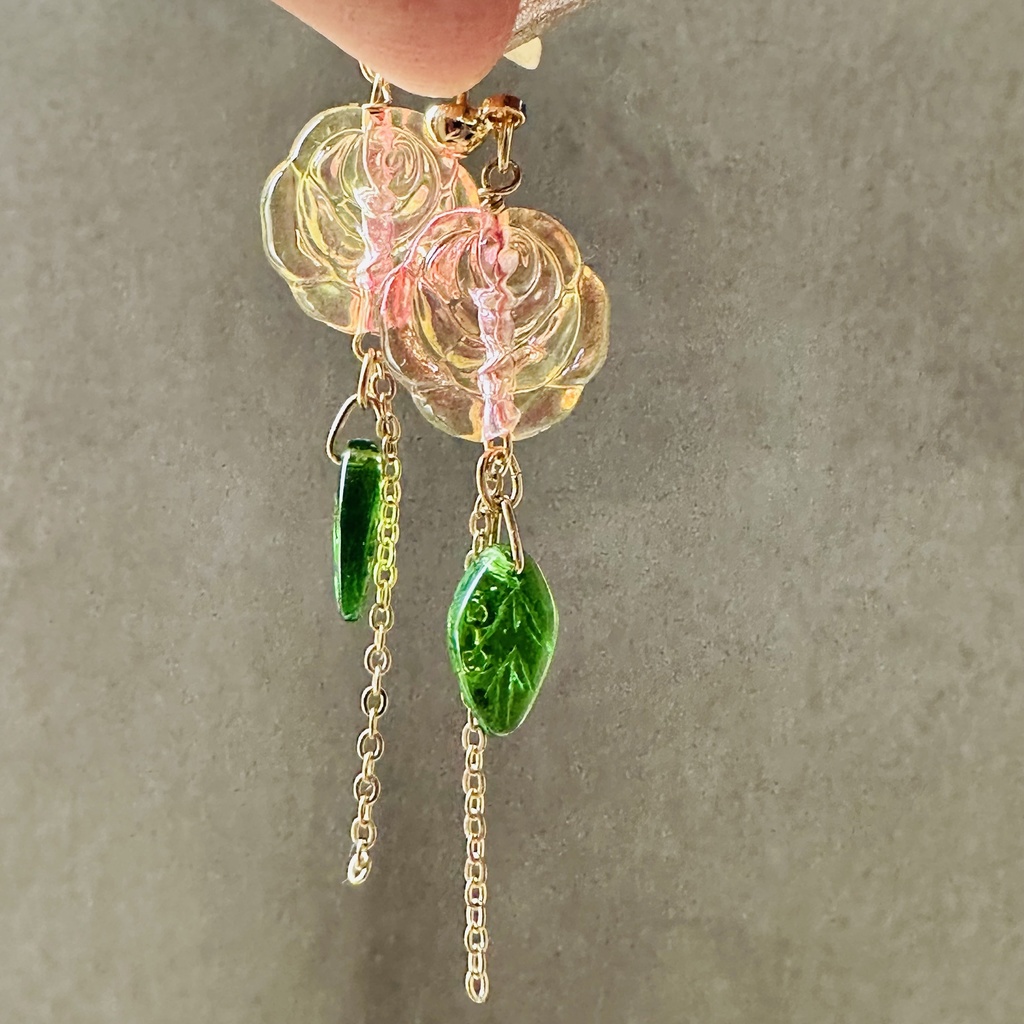 送料込み *イロアソビ* オレンジピンク 薔薇 ピアス