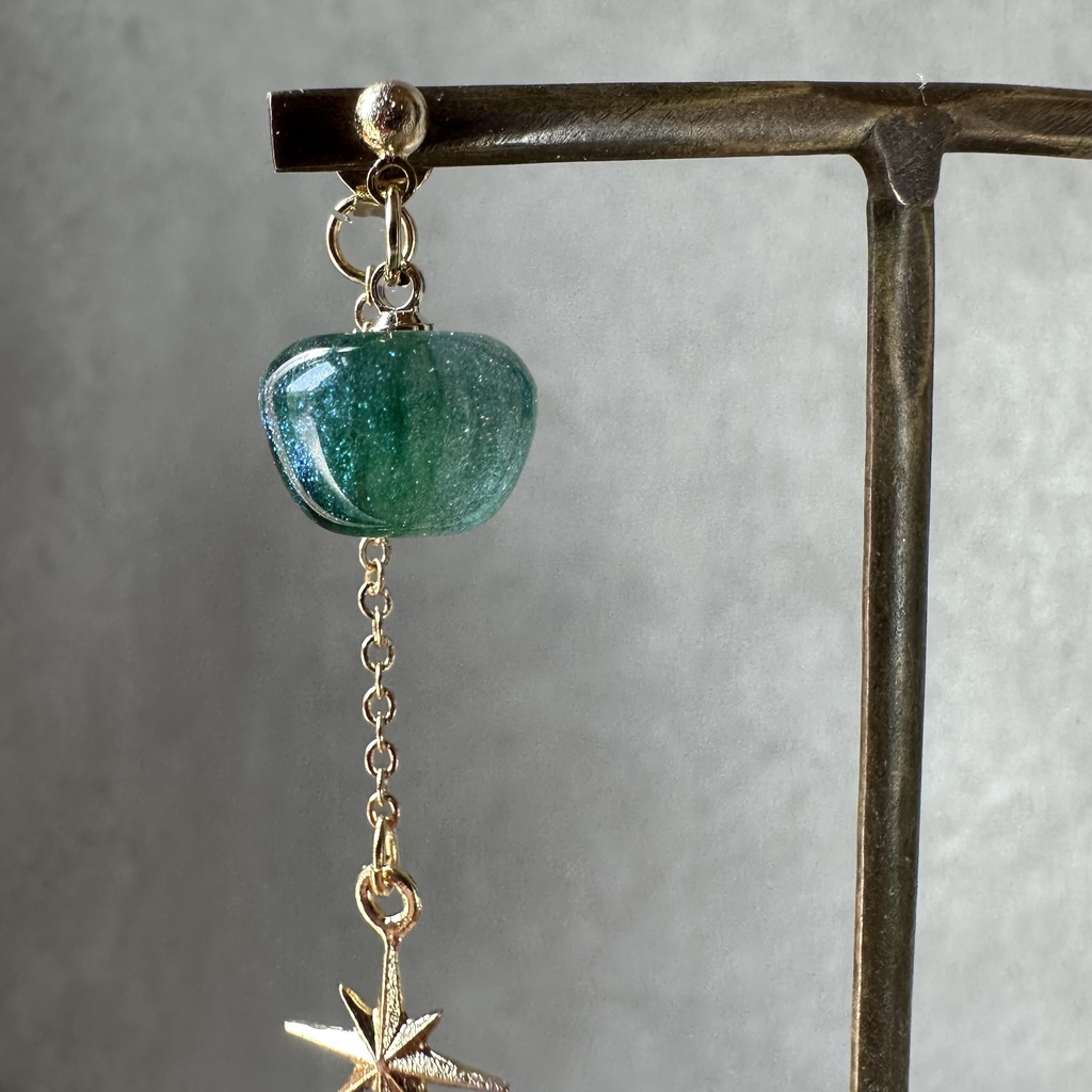 送料込み 付け替え楽しむ キラキラ グリーンアップル 🍏 青リンゴ ピアス イヤリング