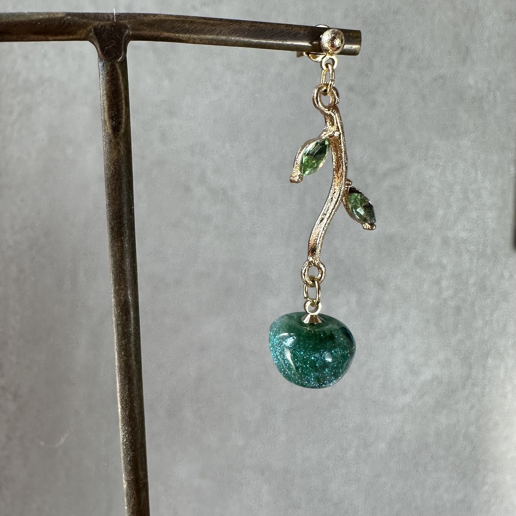 送料込み 付け替え楽しむ キラキラ グリーンアップル 🍏 青リンゴ ピアス イヤリング