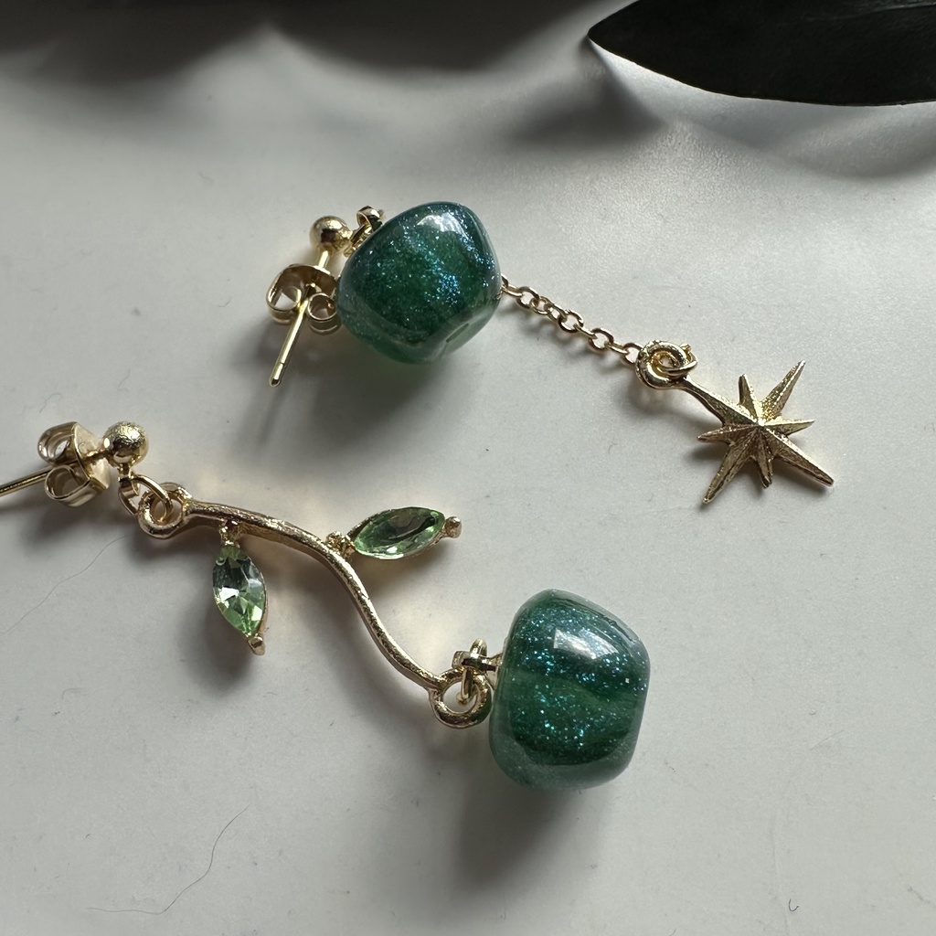 送料込み 付け替え楽しむ キラキラ グリーンアップル 🍏 青リンゴ ピアス イヤリング