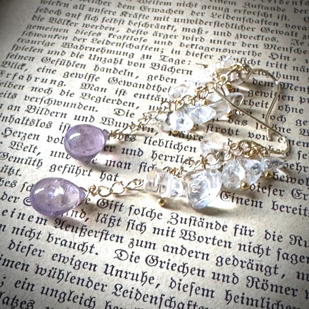 送料無料 14kgf 水晶細石 パープルフローライト ぷっくりツヤドロップ ピアス イヤリング